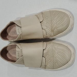 OluKai Pehuea Loupili Women's Leather Velcro Shoes size 8